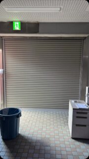 相模原市中央区にて軽量電動シャッターの中身交換工事です。
帰ろうとしたらシャッターが閉まらない！そんな時は是非弊社にご連絡のほどよろしくお願い申し上げます。
#相模原市シャッター　#電動シャッター　#軽量電動シャッター　#相模原市シャッター修理　#三和シヤッター　#japan_roller_shutter
